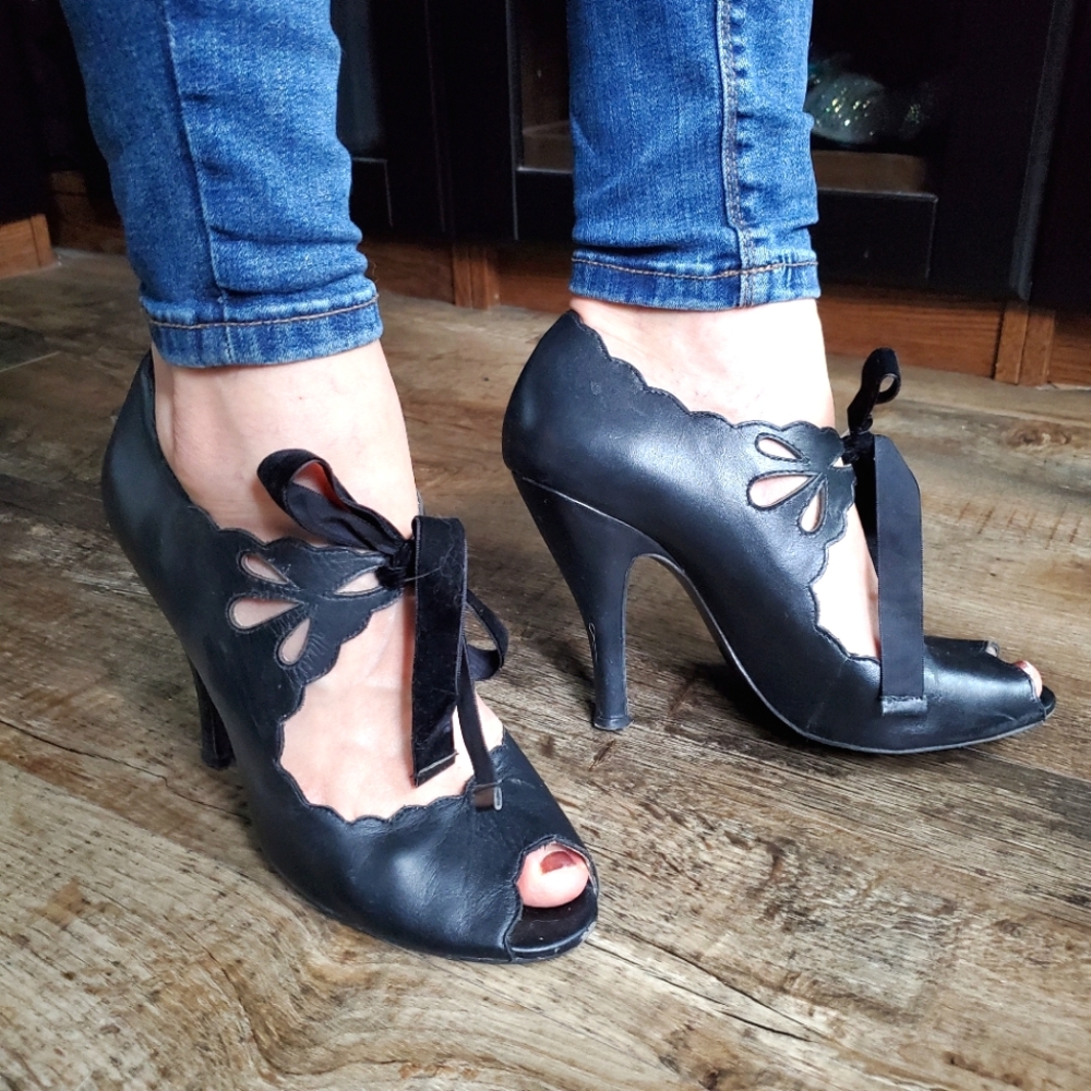 Mojo Moxy Tie-up Open-Toe Heel